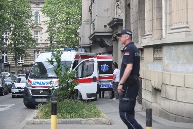 HITNA POMOĆ DOŠLA DA MU POMOGNE, ON UDARIO DOKTORA  Lekarima prijavljeno da osoba leži bez svesti