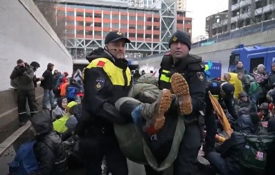 AUTOBUSIMA IH VOZILI U ZATVORE Ekološki aktivisti blokirali auto-put kod Haga, policija ih samlela, 700 potrpala iz rešetaka (VIDEO)