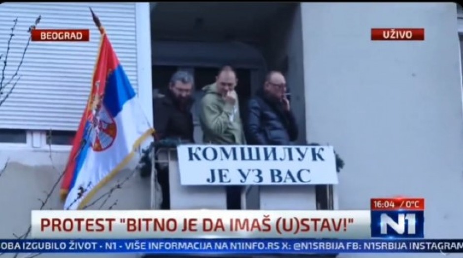 KAKVA LAŽOVIZIJA! Žaklina se hvali kako studenti imaju podršku i ljudi sa terasa okolnih zgrada a na toj terasi - OPOZICIONI POLITIČAR I KOLUMNISTA DANAS-a!