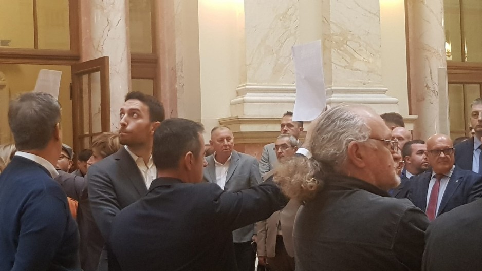 Cvrčak i mrav: opozicija i vlast