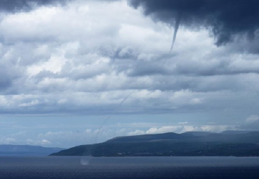 SNAŽNA PIJAVICA POGODILA NOVIGRAD! Vetar rušio stabla, kidao crepove sa krovova (FOTO)