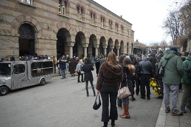 KOLEGE PRISTIŽU NA SAHRANU MILORADA MILINKOVIĆA! Jecaju odjekuju grobljem, majka jedva stoji na nogama! (FOTO)