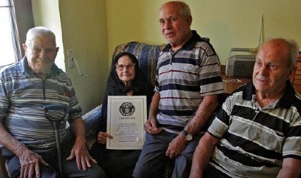 NAJDUGOVEČNIJA PORODICA SVAKI DAN JEDE ISTI OBROK Braća i sestre oborili svetski rekord, a tvrde da je tajna u ovoj namirnici