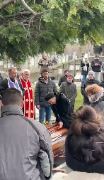 MAJKA SE TRESE I GRLI SANDUK Potresne scene na sahrani Milorada Milinkovića