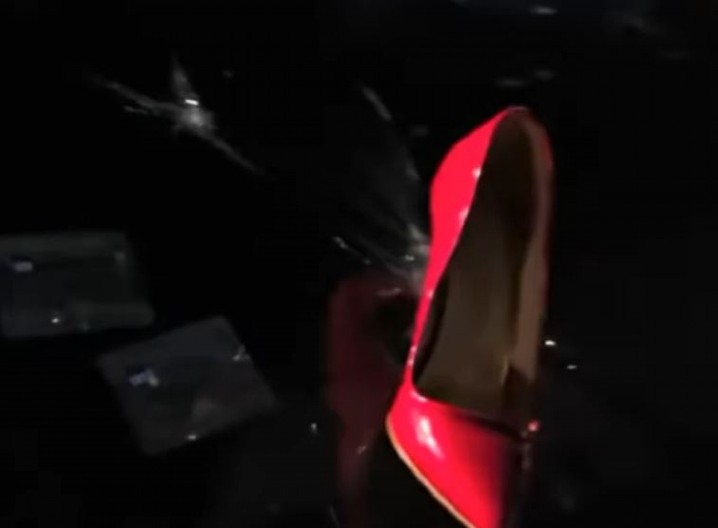 ZAKUCALA ŠTIKLU U SKUPOCENI BMW! Svi joj čestitaju! (VIDEO)