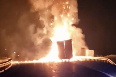 IZGORELO HILJADE DHL PAKETA Teška havarija na auto-putu