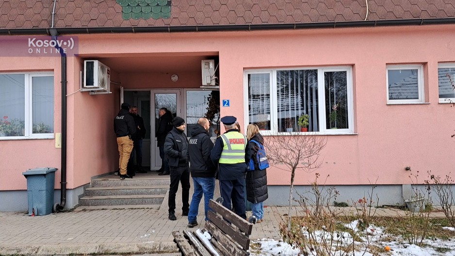 NOVI NAPAD NA SRBE! Kurtijeva policija upala u sve zgrade opština i pošta u srpskom sistemu južno od Ibra