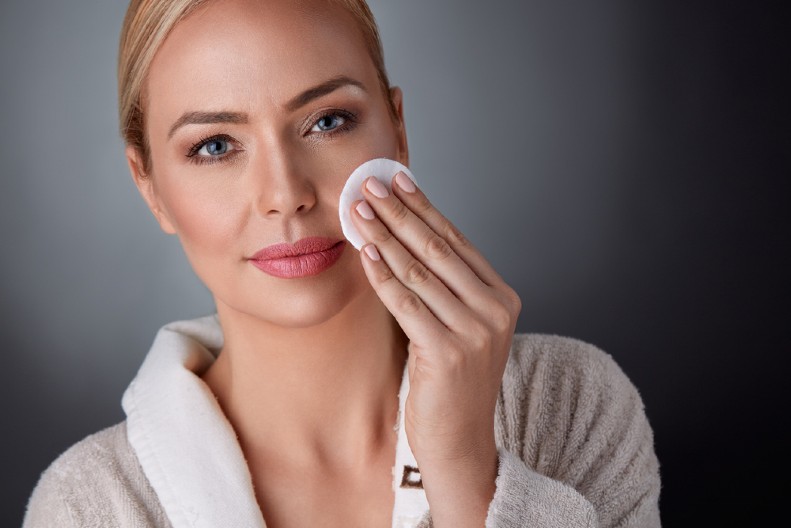 KAKO UKLONITI FLEKE SA LICA Prirodni losion od 2 sastojka čisti kožu i čini je nežnom