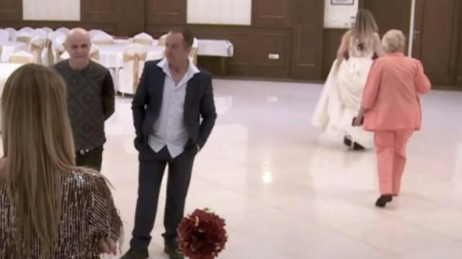 NEVIĐENI SKANDAL U EMISIJI Učesnica napala voditeljku i pocepala ugovor, nastao haos u programu!