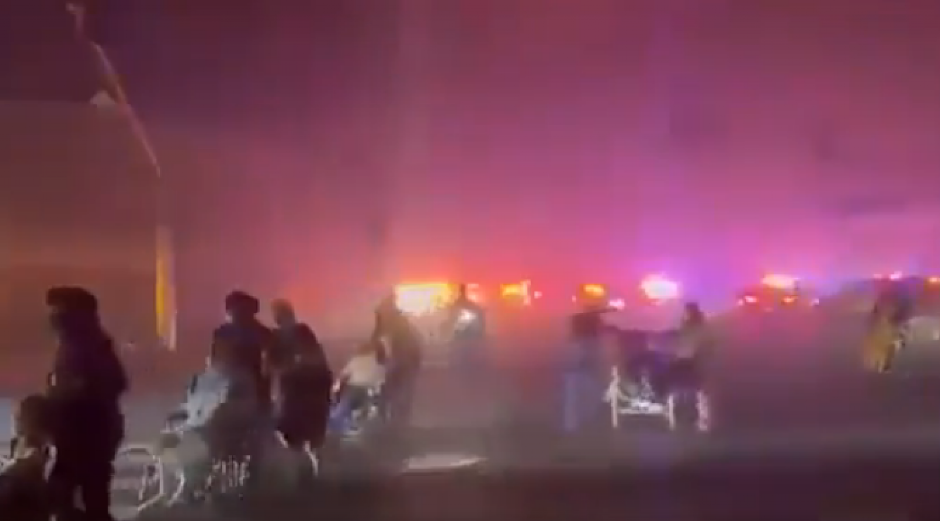 NOSE IH NA RUKAMA I VOZE U KOLICIMA Amerikanci nemaju čime da evakuišu bolnicu, dok vatrena stihija guta Los Anđeles (VIDEO)