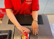 UPALA JE U PRODAVNICU S GRUPOM MUŠKARACA Blagajnica je odmah shvatila da nešto nije u redu, ono što je policija otkrila LEDI KRV U ŽILAMA!