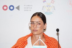 OVA FATALNA PLAVUŠA JE MAJKA MIRKE VASILJEVIĆ Moćna je i uticajna, svi je znate i gledate redovno na TV-u