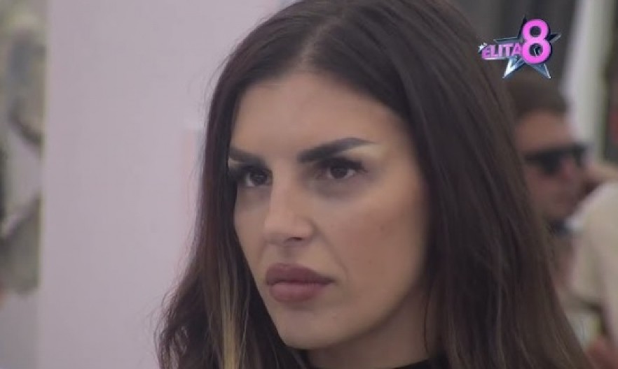 KAO IZ FILMOVA ZA ODRASLE! Ena Čolić raširila noge, a onda joj sevnula intima, gledaoci masovno komentarišu