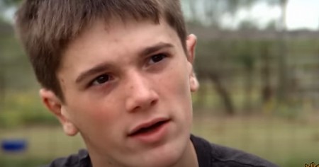 BIO JE BEBA KADA MU JE OTAC POGINUO U RATU 15 godina kasnije, neverovatan gest stranca promenio mu je život iz korena! (VIDEO)