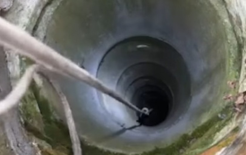 SRPSKI VATROGASCI I BUNAR OD 20 METARA Progutao ga je mrak, a kada je izašao nastao je snimak od koga zastaje dah