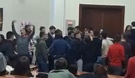 TUČA I OPŠTI HAOS NA PRAVNOM FAKULTETU Potukli se zbog saopštenja, jedan od prozvanih im poručio: "Sad ću da vam j***m milosnu majku!"