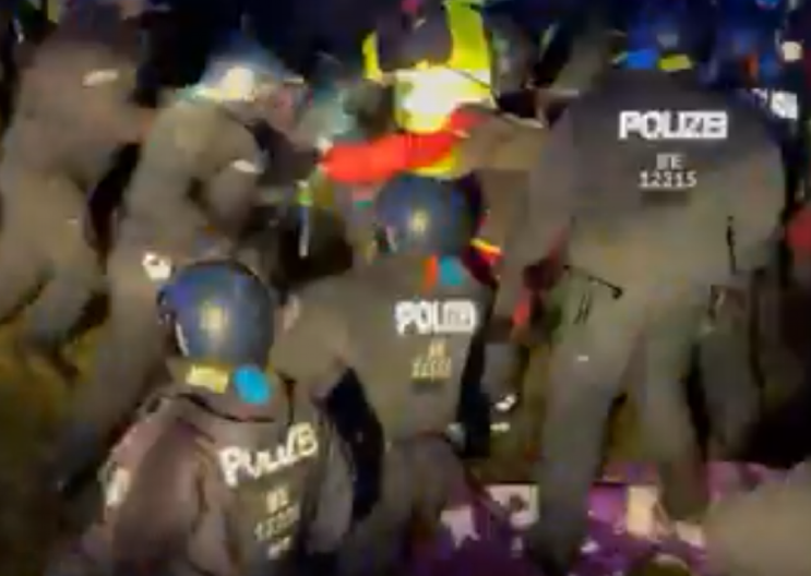 PAKAO NA ULICAMA NEMAČKE! Na demonstrante puštani vodeni topovi, opšta makljaža (FOTO/VIDEO)