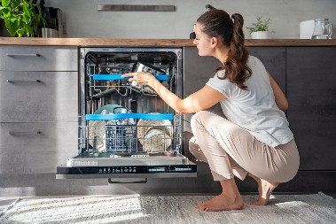 ZABORAVLJENE OPCIJE NA MAŠINI ZA PRANJE SUDOVA Redovno ih ignorišemo, a evo zašto treba češće da ih koristimo