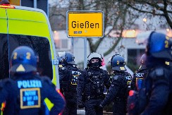 PRETUČEN POSLANIK BUNDESTAGA Haos u Gisenu zbog AfD