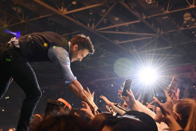 NEVIĐENE FOTKE IZ DETINJSTVA SAŠE KOVAČEVIĆA Sada diže Beograd na noge spektaklom u Sava Centru, a pogledajte kako je nekada izgledao