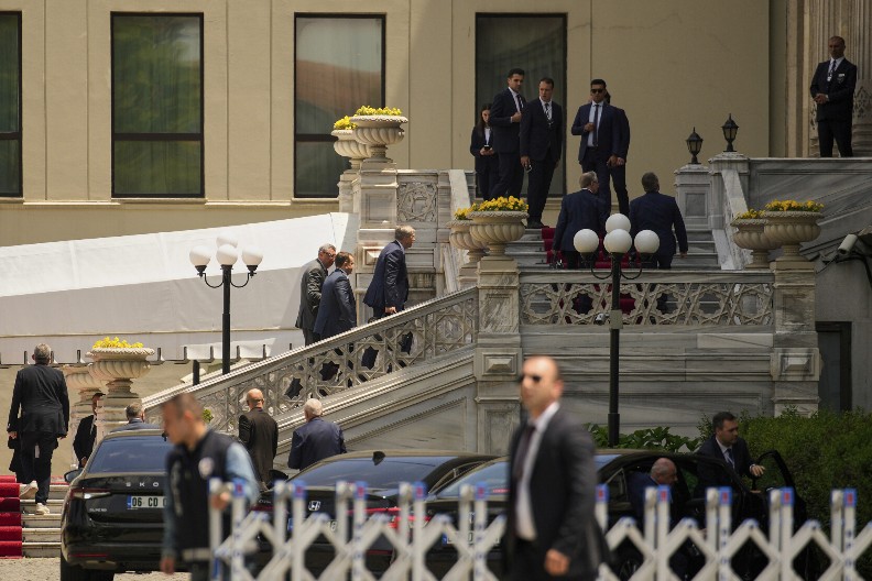 SUTRA SE SASTAJU DELEGACIJE SAD I UKRAJINE Evo ko će predstavljati Trampa, u pitanju su tri bitna imena