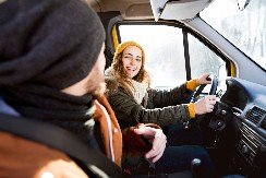 U AUTU NIKADA NE BI TREBALO DA NOSITE ZIMSKU JAKNU Opasne su čak i pri vožnji od 16 km/h