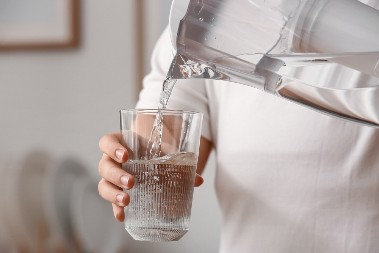 Zašto se čaša nikada ne ostavlja prazna na stolu: Stari običaj koji danas retko ko poštuje