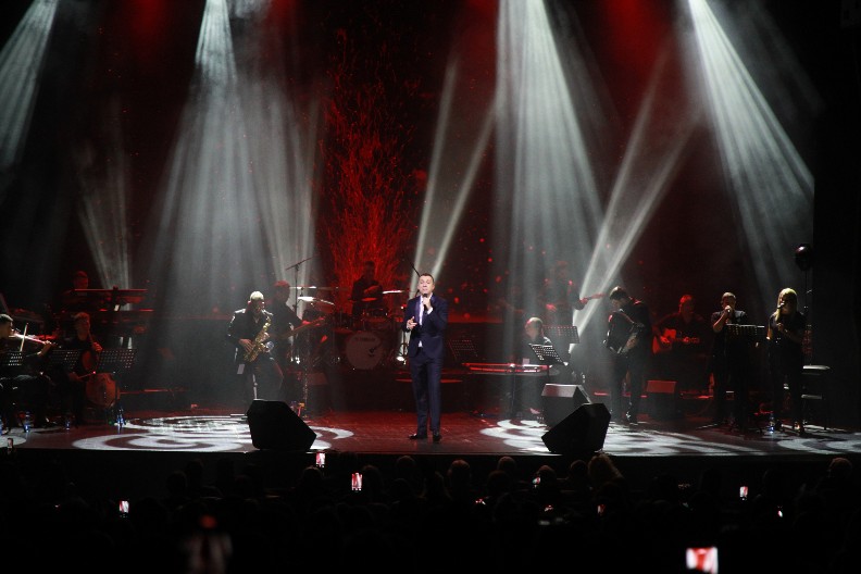 RAZVELI SE, A SAD SE PRVI PUT POJAVILA U JAVNOSTI Bivša žena našeg pevača dovela decu na njegov koncert (VIDEO)