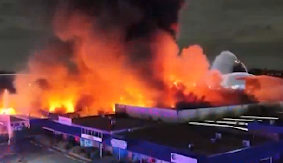 VELIKA EKSPLOZIJA U FABRICI Plamen išao do 150 metara u nebo, urušavaju se zidovi zgrada u blizini