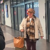 "JEDVA IDEM, SAMO DA ME ZDRAVLJE POSLUŽI..." Vesna Zmijanac se pridržava dok hoda, progovorila o zdravstvenom stanju