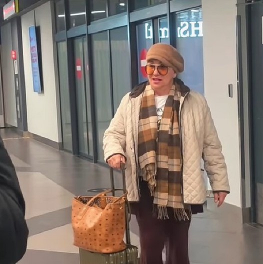 "JEDVA IDEM, SAMO DA ME ZDRAVLJE POSLUŽI..." Vesna Zmijanac se pridržava dok hoda, progovorila o zdravstvenom stanju