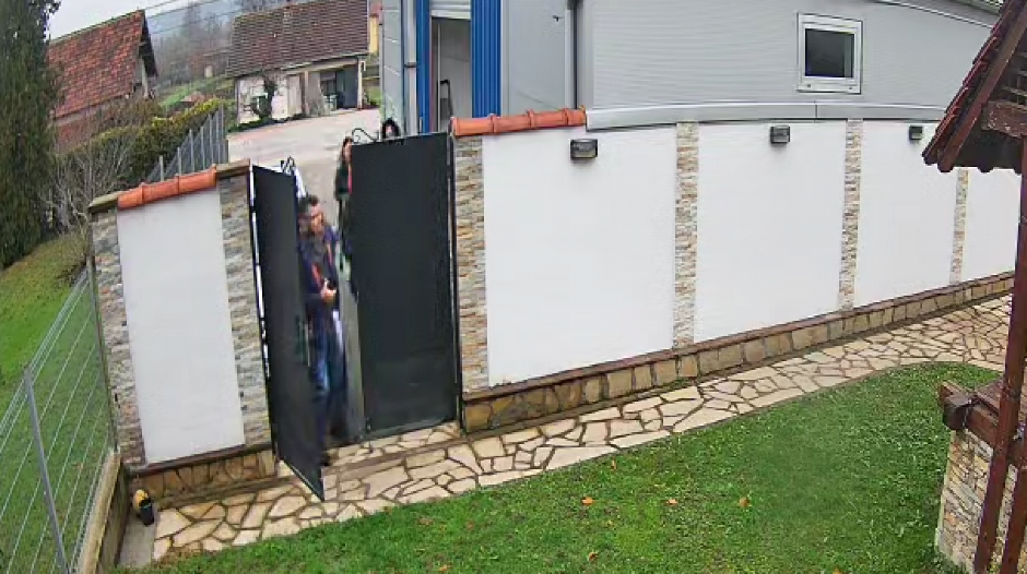 NASILNO, PROTIVZAKONITO, BLOKADERSKI! Zgubidani upali u dvorište predsednika Opštine u Mionici! (VIDEO)