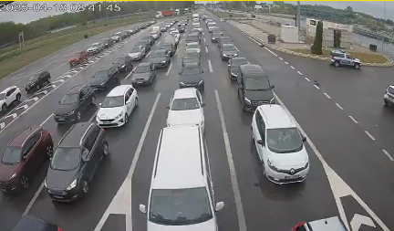 HAOS NA GRANIČNOM PRELAZU IZMEĐU SRBIJE I BIH Sve je stalo, napravio se opšti kolaps