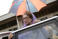 BIVŠA PREMIJERKA TEŠKO BOLESNA U bolnici u Daki bori se za život