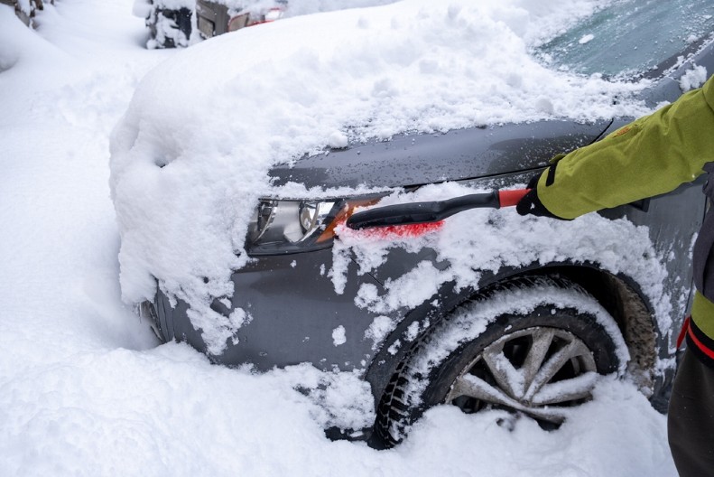 STRUČNJAK OTKRIO KLJUČNI SAVET ZA VOZAČE KOJI SE ZAGLAVE U SNEGU "Ovo je jedina stvar koju možete da uradite"