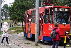 SUDAR TRAMVAJA I AUTOMOBILA U BULEVARU KRALJA ALEKSANDRA! Vozač ostao zaglavljen u vozilu