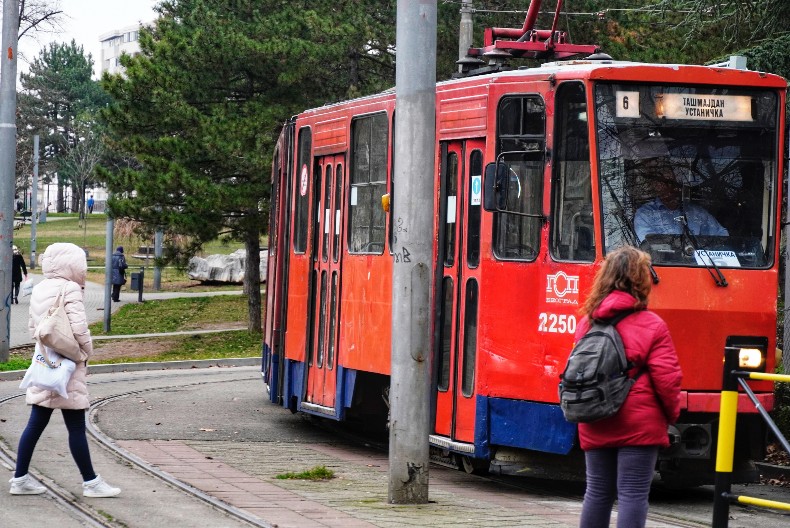 SUDAR TRAMVAJA I AUTOMOBILA U BULEVARU KRALJA ALEKSANDRA! Vozač ostao zaglavljen u vozilu
