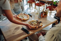 REKA POTOPILA PORODIČNI RESTORAN I UČINILA GA SVETSKI POZNATIM ZA SAMO 11 DANA: Gostima ribe plivaju oko nogu, zbog stola čekaju u redovima