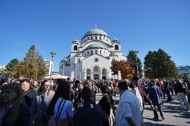 I STARO I MLADO SE KRSTI KAD PROLAZI PORED CRKVE, ČAK I KAD SU U GRADSKOM PREVOZU: Sveštenik objasnio da li je to hrišćanski čin