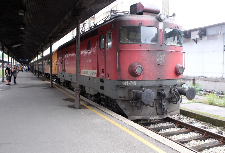 UŽAS KOD VRANJA Tinejdžer (15) se bacio pod voz