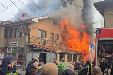 VELIKI POŽAR U NOVOM PAZARU  Vatrena stihija širi se velikom brzinom (VIDEO)