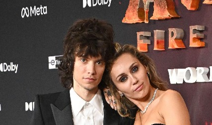 DOŠLI KAO NA SAHRANU Majli Sajrus i dečko zavijeni u crno na premijeri, ali nisu tužni, jedan detalj je otkrio sve