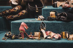 Prada i Versaće zvanično pod jednim krovom – evo šta menja akvizicija od 1,25 milijardi evra