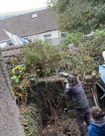 UMALO SE NIJE SRUŠILA KAD JE OTVORILA VRATA Devojka kupila staru kuću, a ono što je usledilo nije mogla ni da sanja (VIDEO)