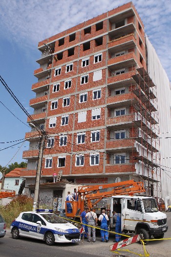 NESREĆA NA NOVOM BEOGRADU Radnik pao sa skele, bore mu se za život