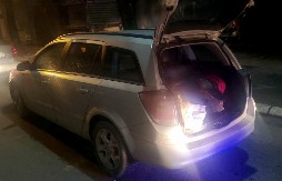 KRENUO NA ISPORUKU, PA UHAPŠEN  Policija mu u gepeku pronašla oko devet kila narkotika