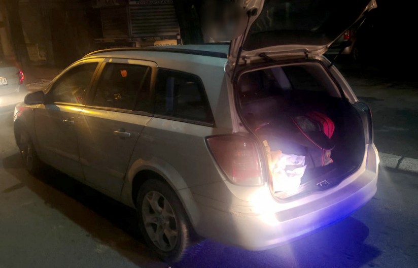 KRENUO NA ISPORUKU, PA UHAPŠEN  Policija mu u gepeku pronašla oko devet kila narkotika