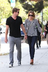 BLUDNIČIO JE SA 14 ŽENA U NJIHOVOM BRAČNOM KREVETU  Zbog preljube obukla je crno - a onda mu naplatila za svaku suzu