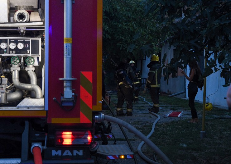 PONOVO POŽAR NA VRAČARU Sat posle ponoći razbio je staklo na ulaznim vratima kafića, a onda je sve planulo
