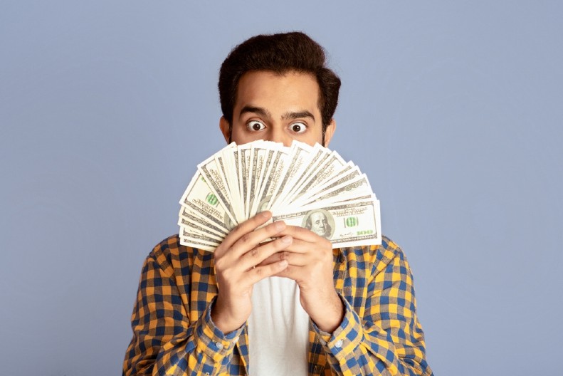 SLUČAJNO KUPIO SREĆKU Muškarac ogrebao listić, pa ostao u neverici kad je video MILION